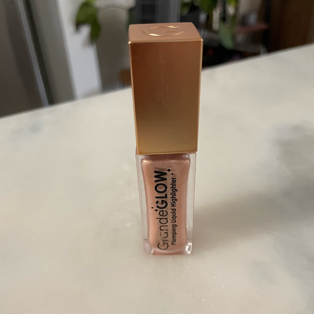 Grande Glow Plumping Liquid Highlighter in French Pearl